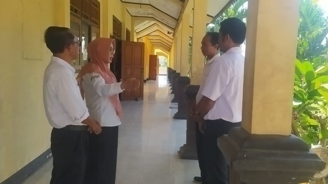 Foto Kepala Dinas Dikbud KSB dan Kepala sekolah